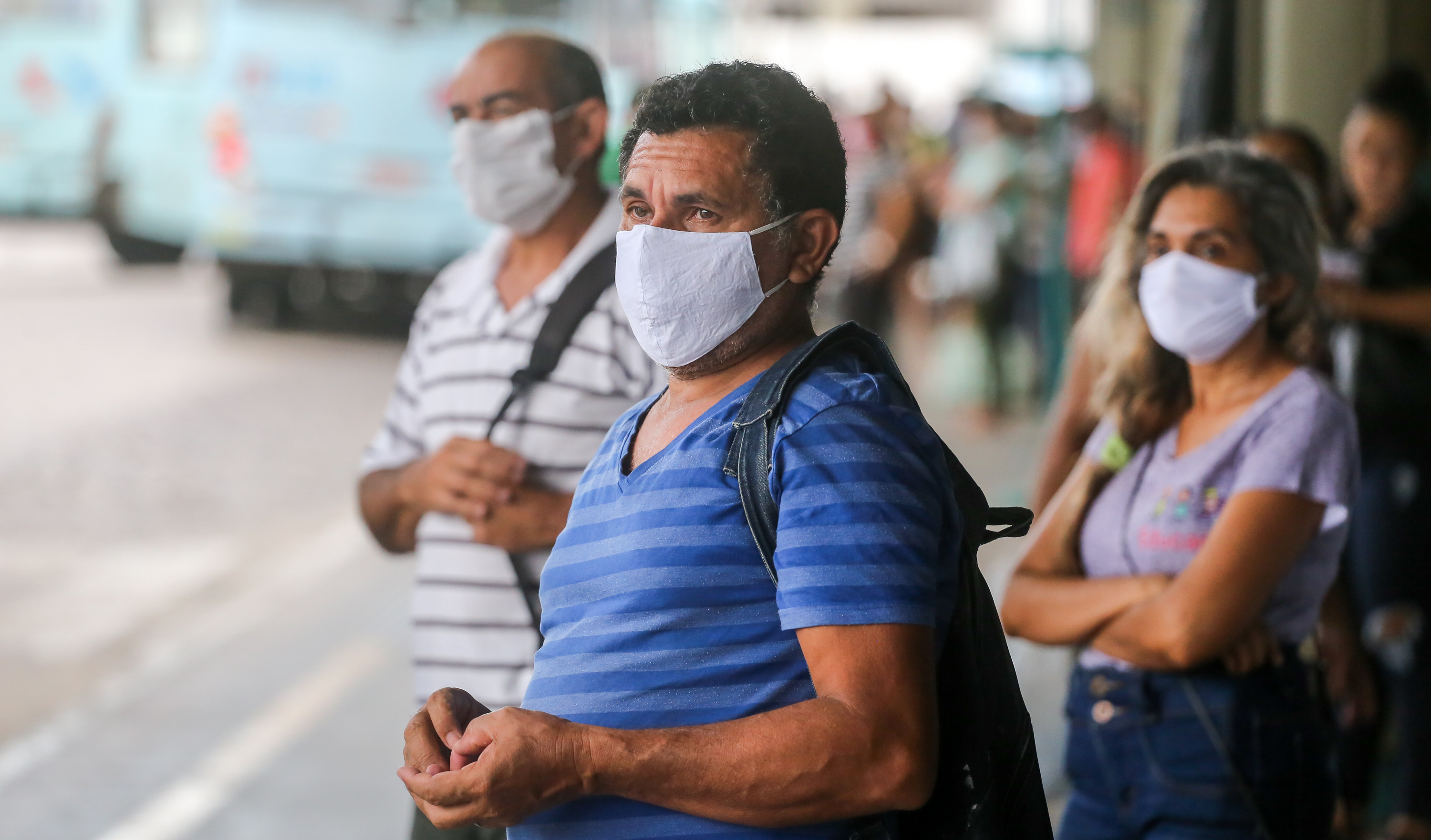 pessoas no terminal usando máscara